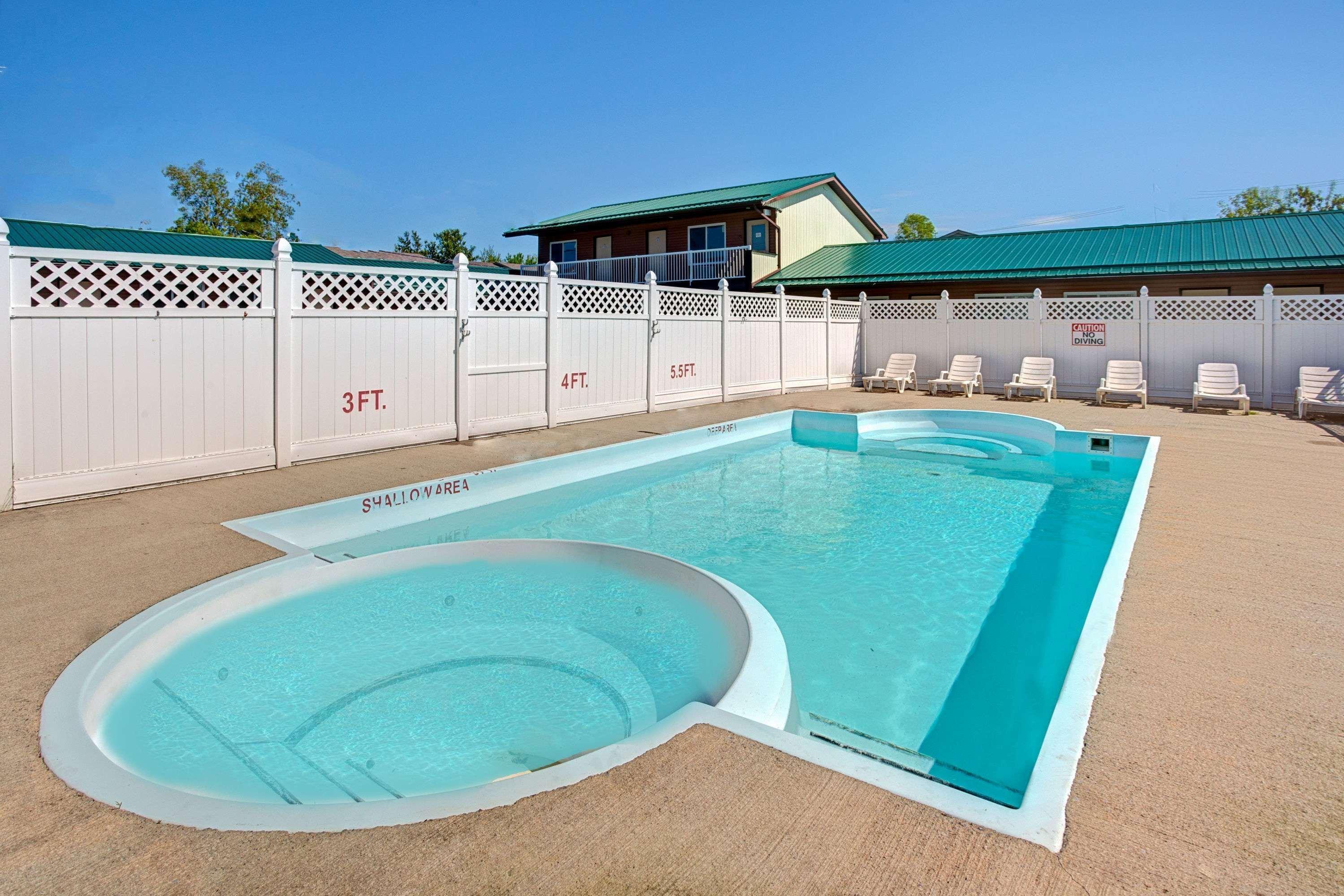 Howard Johnson By Wyndham Gananoque Exterior foto