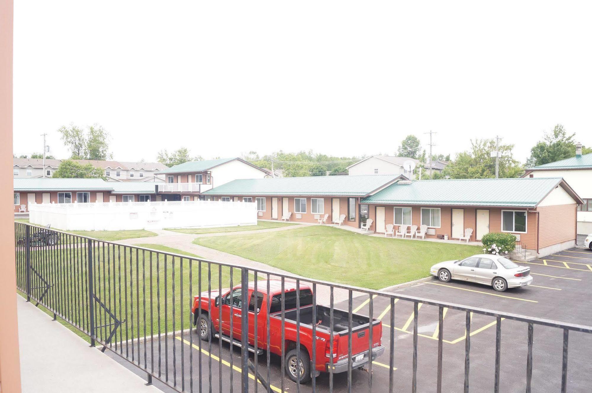 Howard Johnson By Wyndham Gananoque Exterior foto